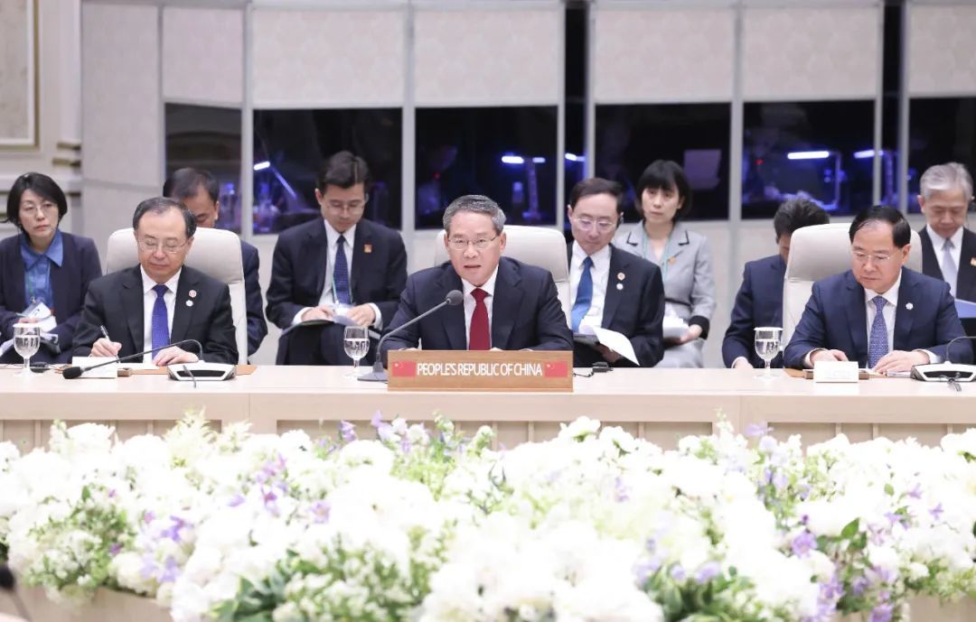 5月27日中午，国务院总理李强在首尔与韩国总统尹锡悦、日本首相岸田文雄共同出席第八届中日韩工商峰会并致辞。图/新华
