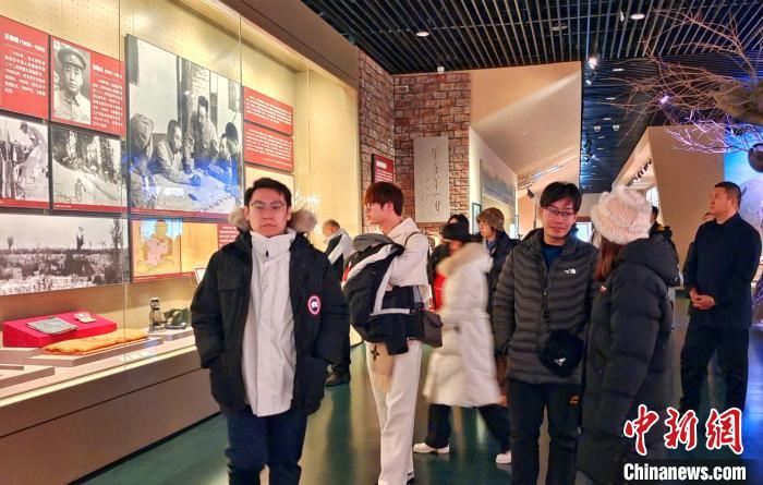 台胞青年参访新疆兵团军垦博物馆。史玉江 摄