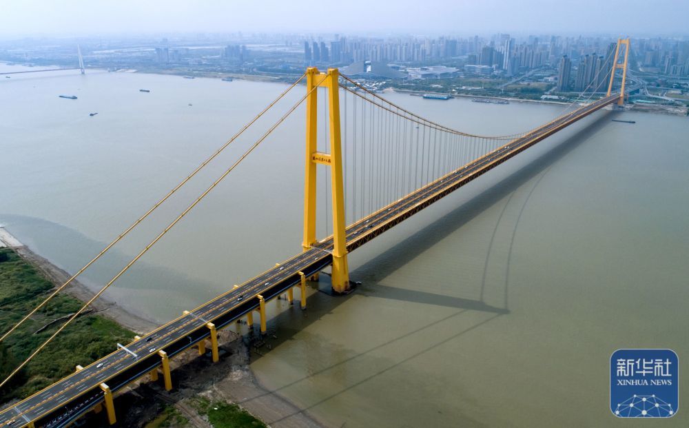 ↑ 这是2019年10月8日拍摄的武汉杨泗港长江大桥（无人机拍摄）。2019年，武汉杨泗港长江大桥通车，该桥全长4.13公里，主跨1700米。新华社记者 熊琦 摄