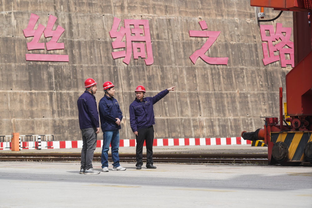 2023年5月10日，中哈两国工作人员在中哈连云港物流合作基地交流。