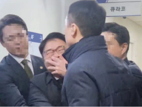2月1日，大韩儿科医师协会会长林贤泽试图入场韩国总统尹锡悦主持的医疗改革民生讨论会，并发表有关医改的建议。然而，在他进入会场之前，几名警卫人员就迅速将他的嘴捂住，并将其拖走。 图源：韩媒
