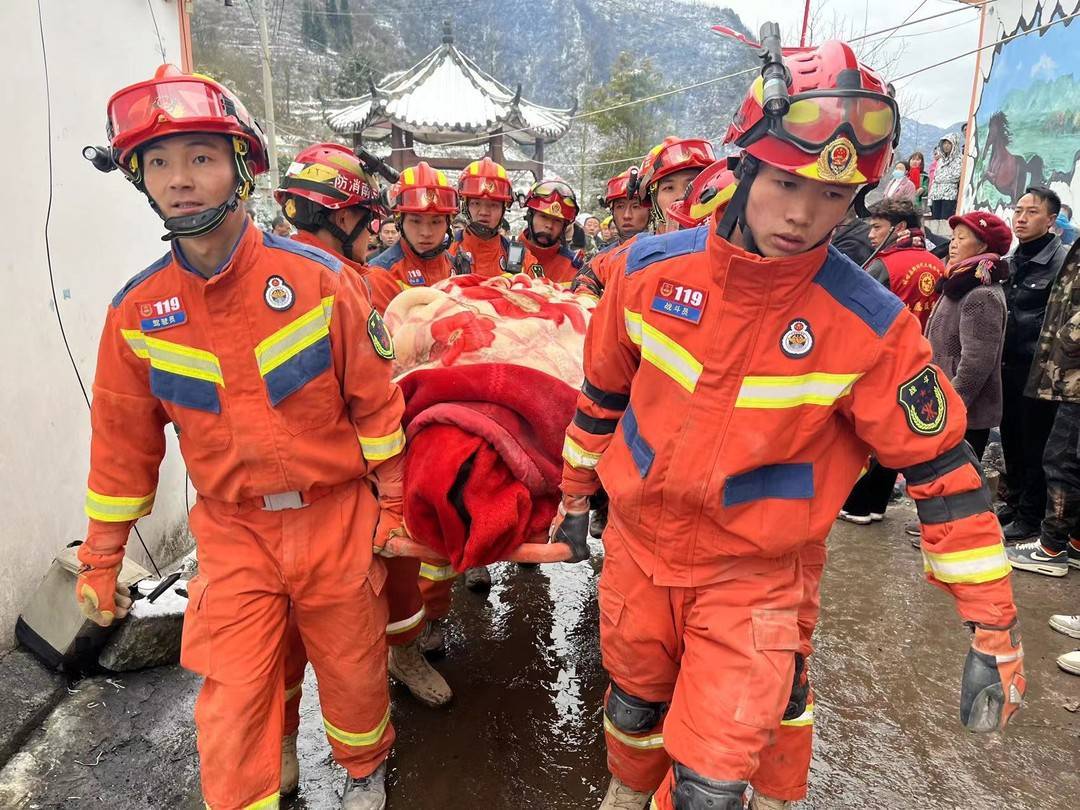 14点30分,昭通支队消防救援人员搜寻出1名被困人员。图据国家消防救援局。