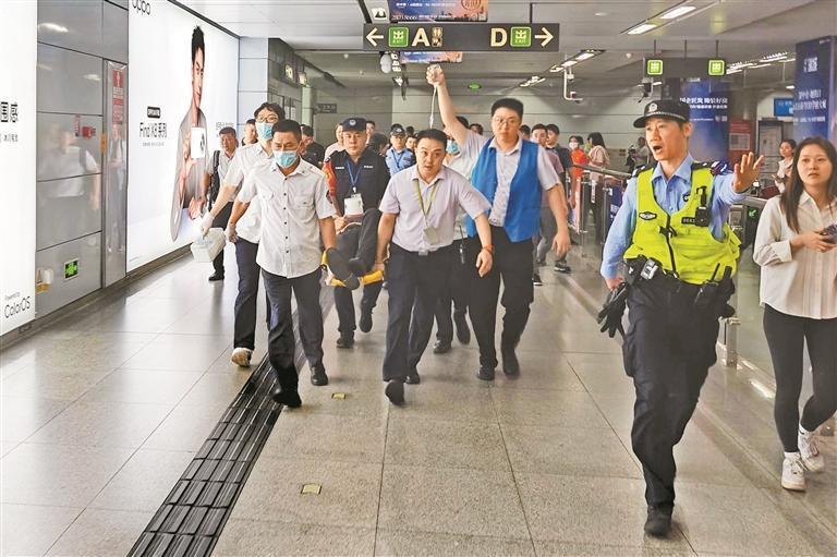 男子突发心脏病，地铁站里上演“生命接力赛”