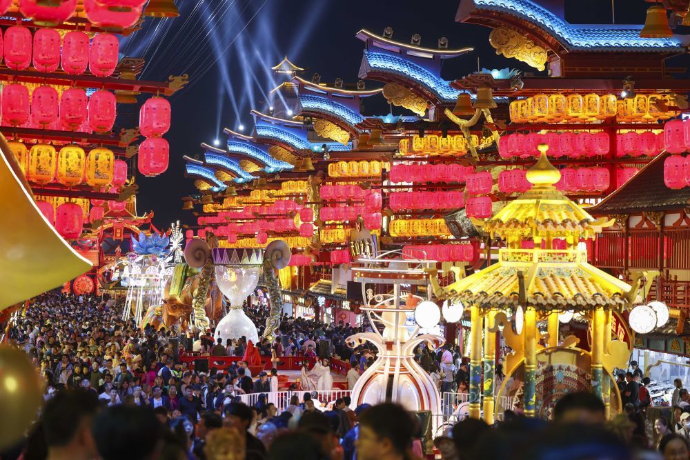 人们在新疆乌鲁木齐市水磨沟区天山明月城游玩(5月4日摄)。新华社记者 胡虎虎 摄