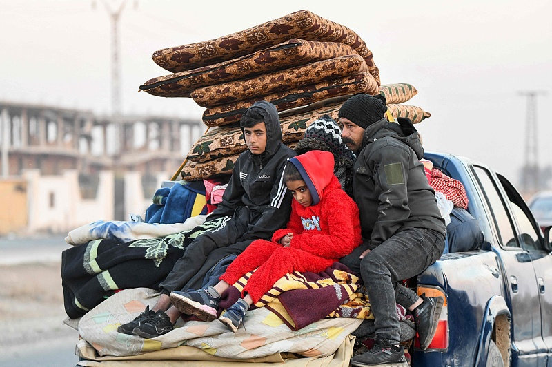 当地时间2024年12月2日,叙利亚局势升级,多地民众紧急撤离。 视觉中国