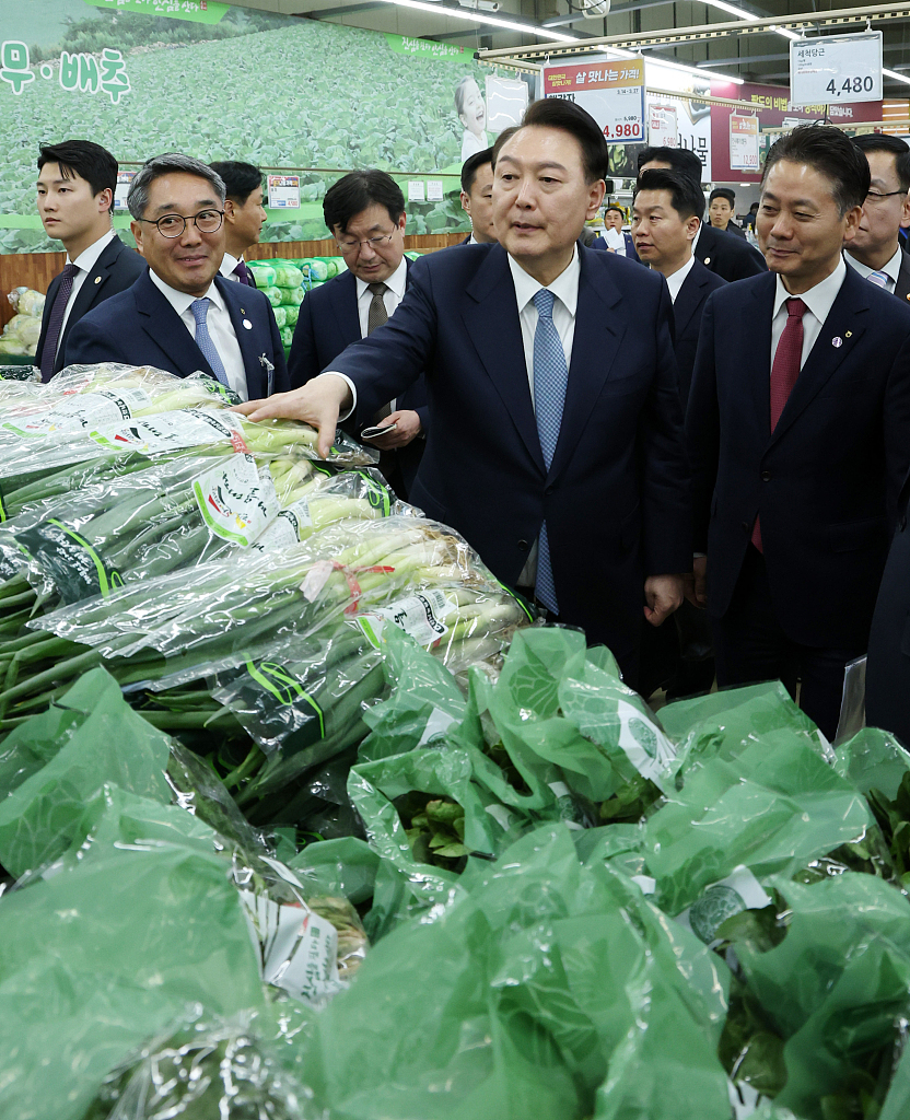 当地时间2024年3月18日,韩国首尔,韩国蔬菜和水果价格持续大幅上涨,韩国总统尹锡悦(右二)来到果蔬店了解物价走向。 视觉中国 图