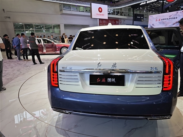 红旗金葵花品牌发布:国雅、国礼、国耀三车齐亮相