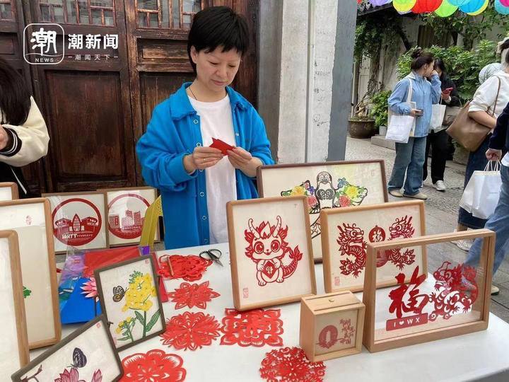 沈燕丽在小西街历史文化街区做手工剪纸。记者 陈黎明 摄