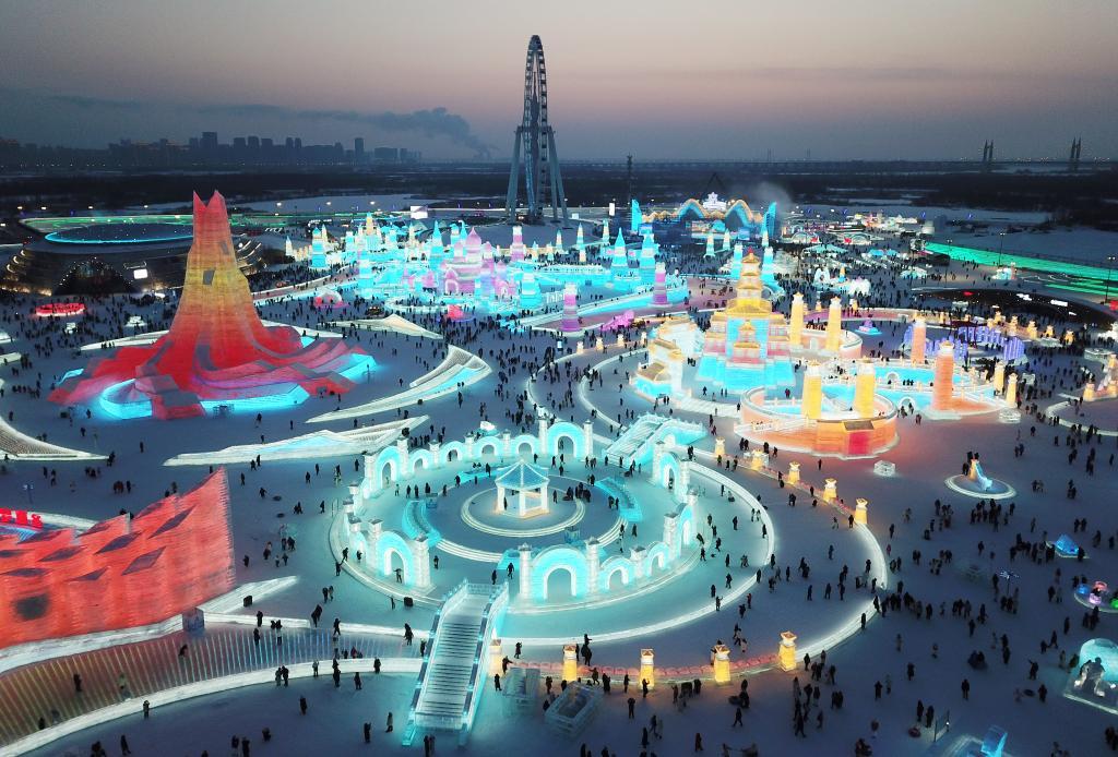 2024年1月5日,游客在哈尔滨冰雪大世界游玩(无人机照片).