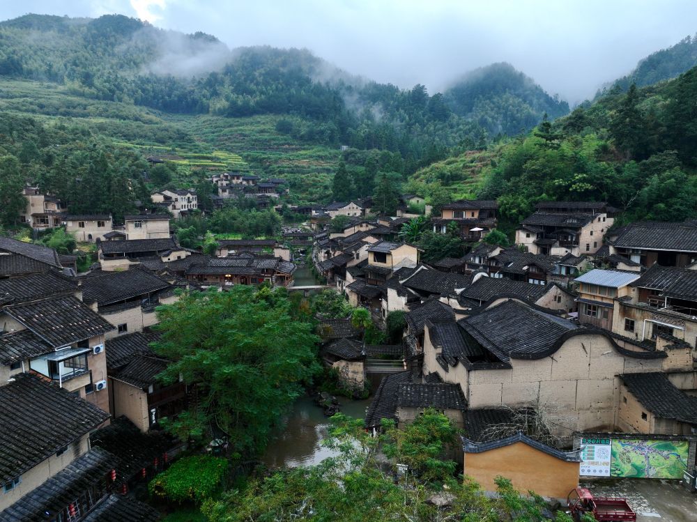 这是8月29日拍摄的雨后的龙潭村古民居群（无人机照片）。