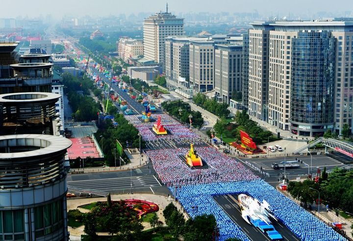 2019年10月1日，庆祝中华人民共和国成立70周年大会在北京天安门广场隆重举行。这是行进中的群众游行方阵。新华社记者 魏培全 摄