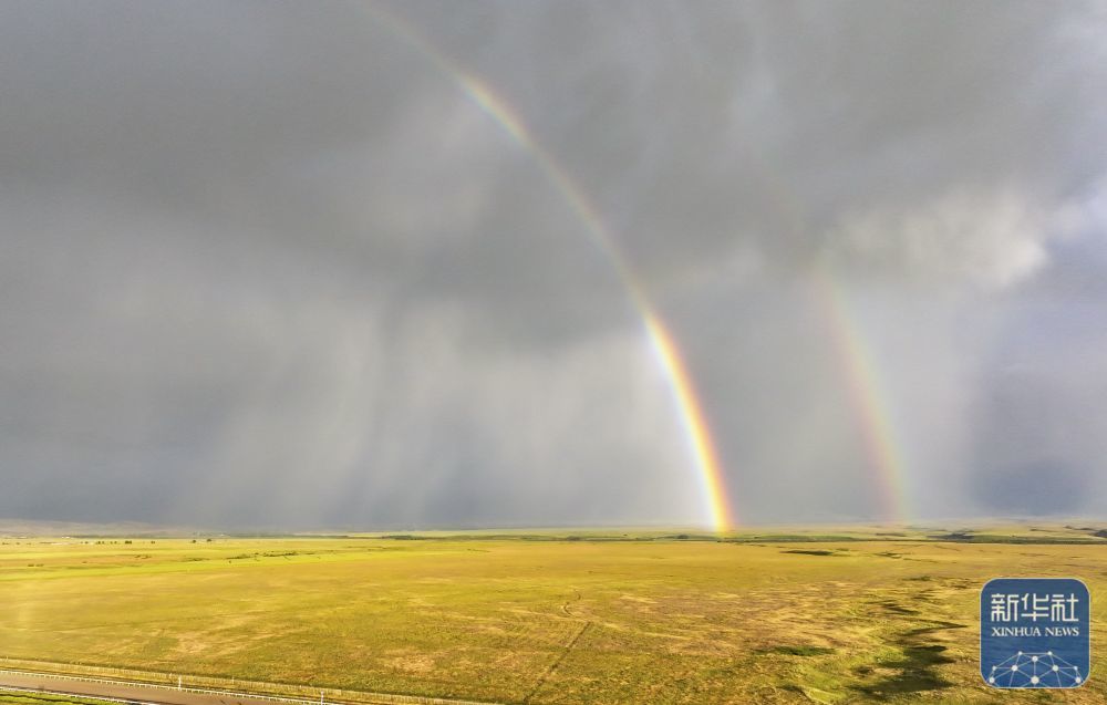 这是7月12日在新疆昭苏拍摄的雨后彩虹（无人机照片）。