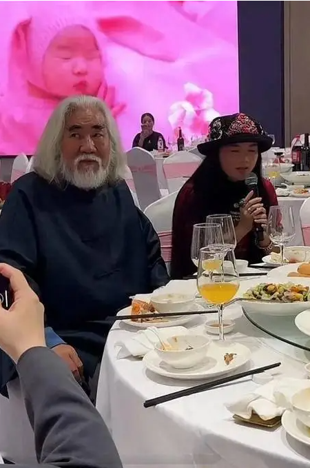 张纪中女儿满月宴直播带货，杜星霖全程黑脸，餐厅地址被扒太离谱