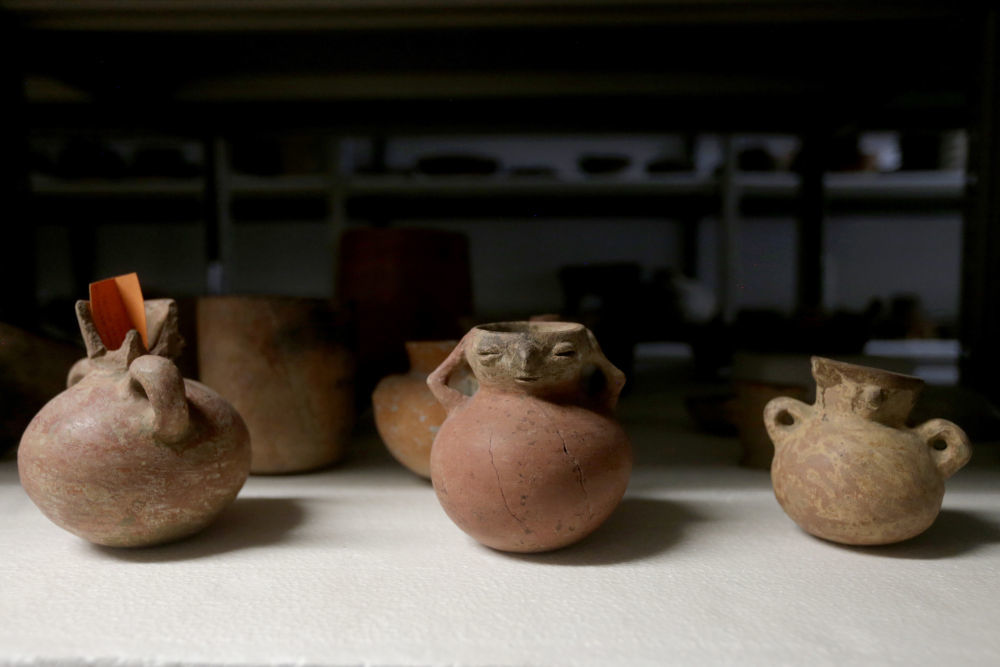 2023年6月8日，在洪都拉斯科潘玛雅遗址国际考古队仓库内拍摄的陶器文物。
