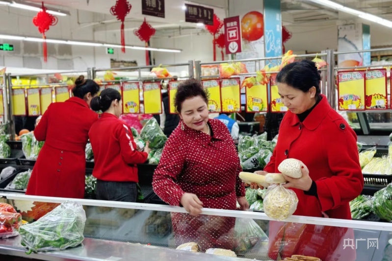 市民正在选购蔬菜 (央广网发 李新芳 摄)
