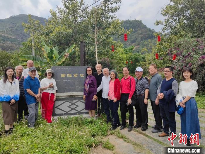 28日,台湾客家文艺参访团赴福建漳州平和县南胜镇参访,图为在南胜窑址