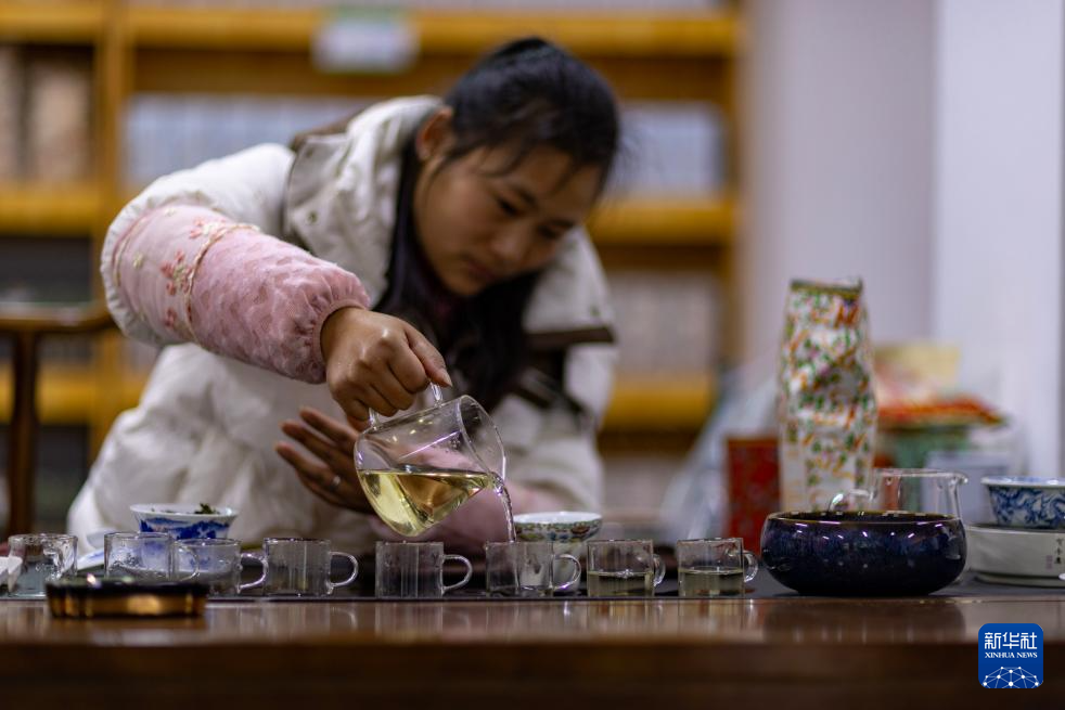 墨脱县背崩乡格林村村民袁美华在村里的特产销售部给游客泡茶（4月24日摄）。