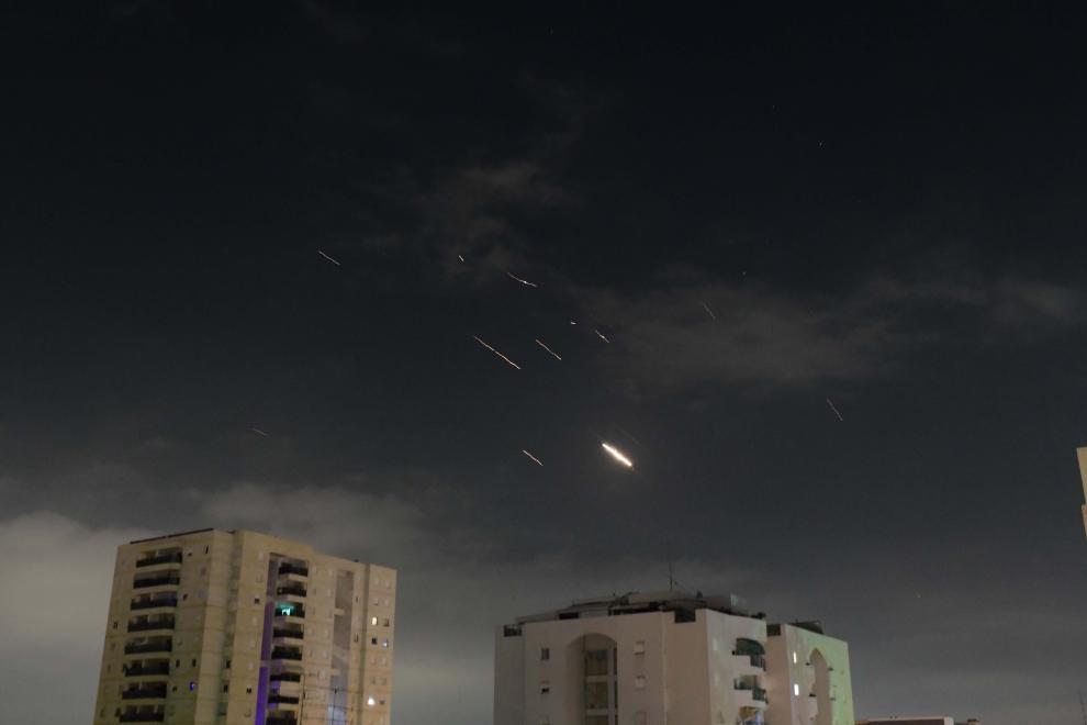 4月14日凌晨，在以色列特拉维夫上空拍摄的以色列防空系统启动拦截的画面。（图/基尼图片社）