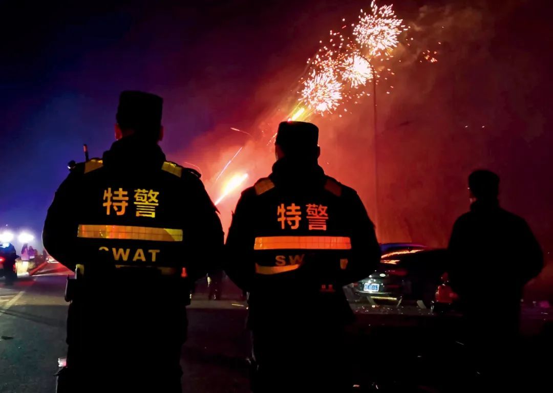 2024年1月1日,安徽马鞍山市当涂县,公安局执勤警力在可燃放烟花区域执勤。图/视觉中国