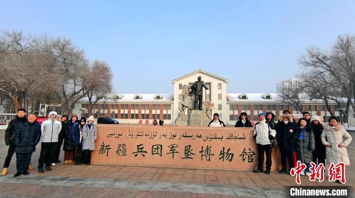 台胞青年在新疆兵团军垦博物馆王震将军雕像前合影。史玉江 摄