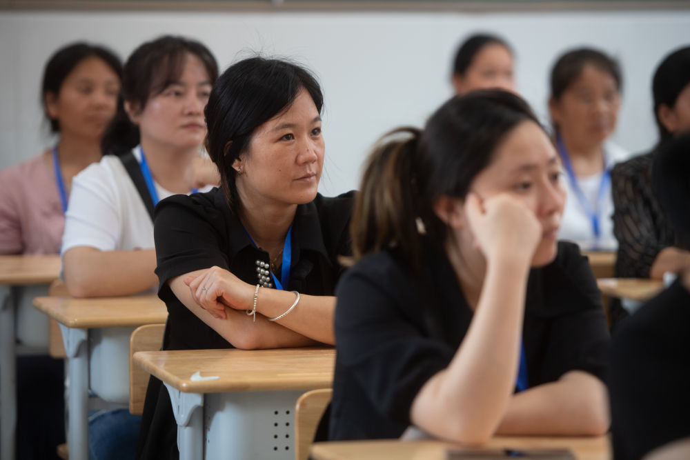 7月2日，湖北省来凤县高级中学，学员们在西兰卡普培训班听讲。唐洪祥的孙女唐鸣珂为学员们讲解西兰卡普的知识。