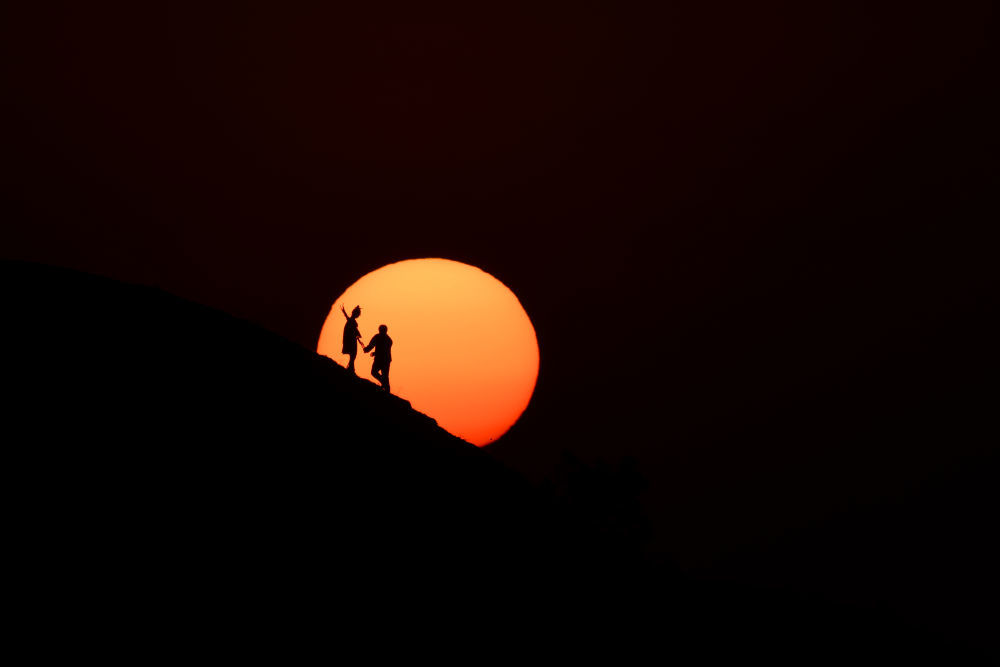 在融水苗族自治县杆洞乡尧告村高山牧场，村民在夕阳下练习吹芦笙（2021年1月18日摄）。