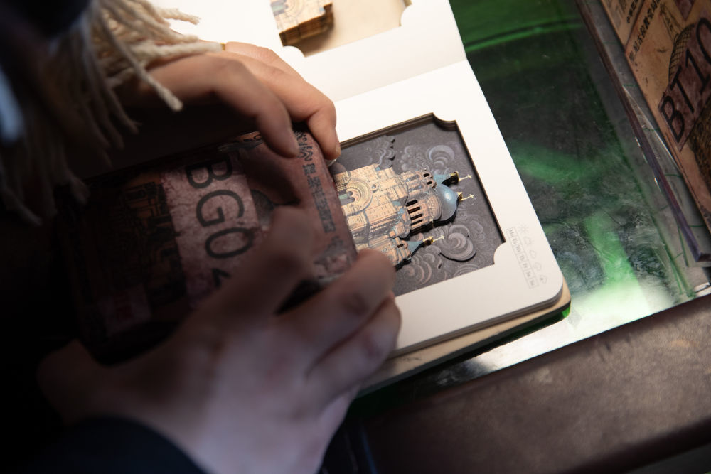 游客在哈尔滨市道外区中华巴洛克历史文化街区内打卡盖章。新华社记者 张涛 摄