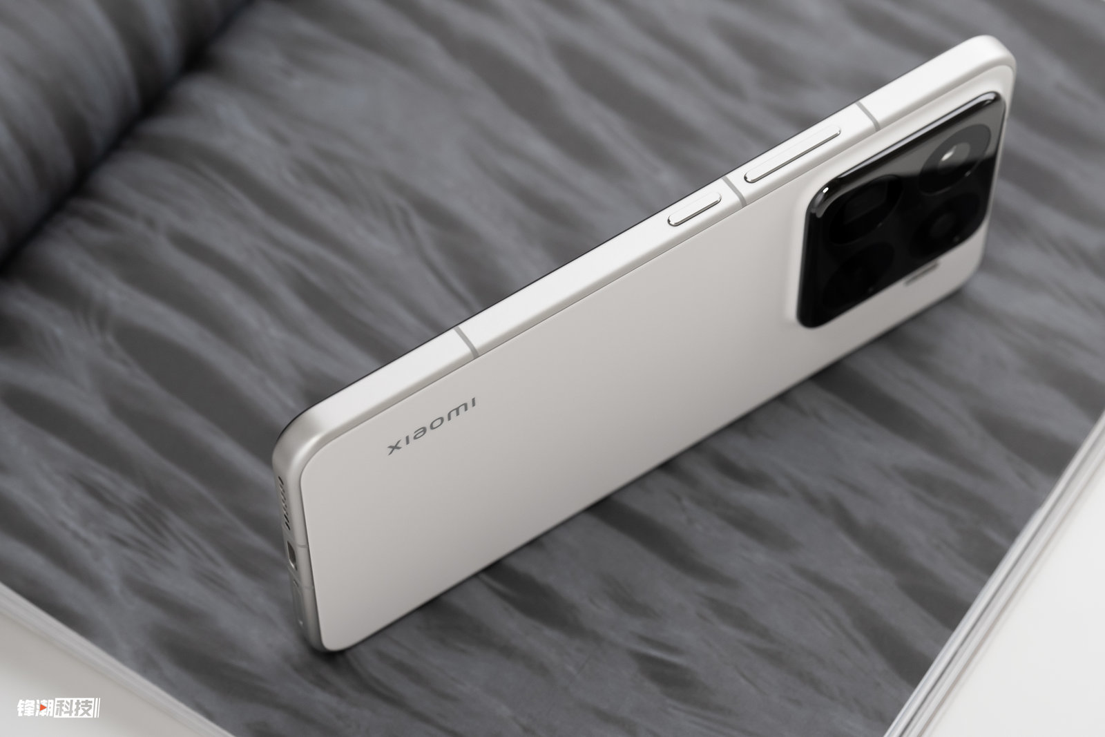 小米15系列图赏：在没有对手的赛道上，开始玩起质感