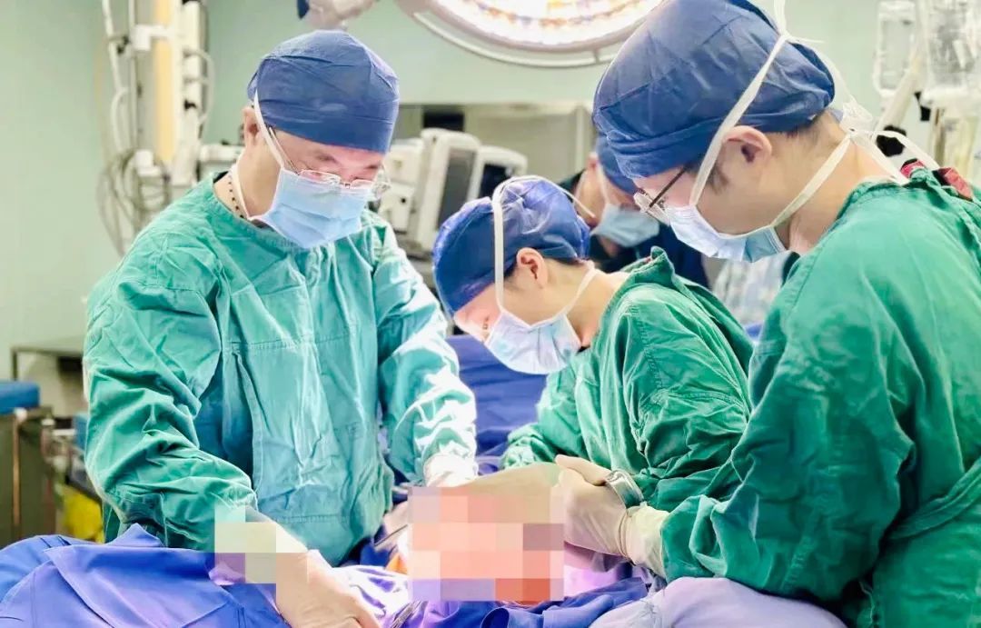 安琦副主任（左一）团队在手术中