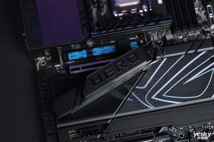 ROG MAXIMUS Z890 HERO主板+龙神3 EXTREME礼盒开箱:顶级配置,信仰拉满