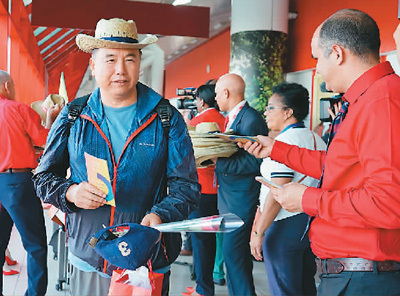 在古巴哈瓦那，乘坐国航北京—马德里—哈瓦那直飞航班的旅客近日抵达何塞·马蒂国际机场。华金·埃尔南德斯摄（新华社发）