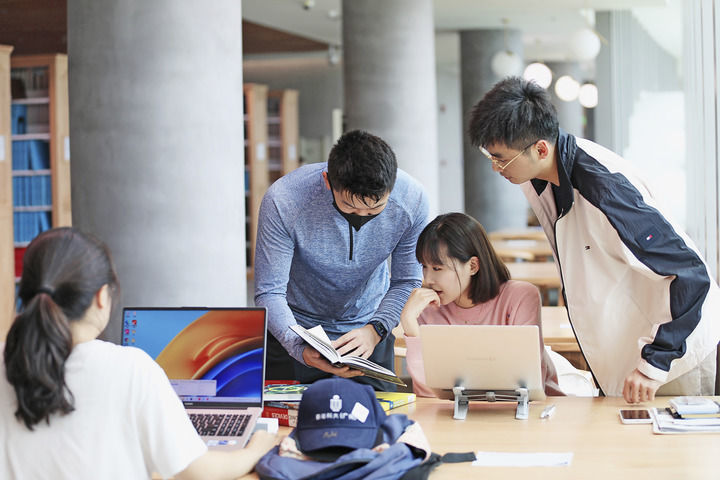 香港科技大学（广州）红鸟硕士班的同学在一起讨论（2024年2月摄）。新华社发