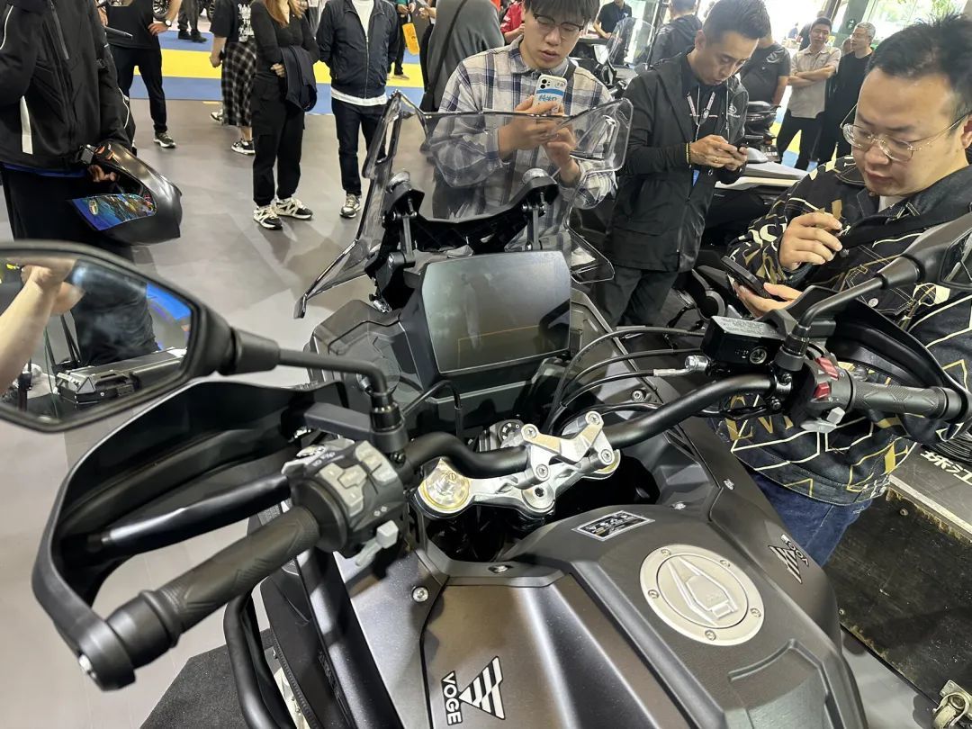 价格屠夫又出击了15499元的250仿赛cu525升级座垫sr250gt出高配无极