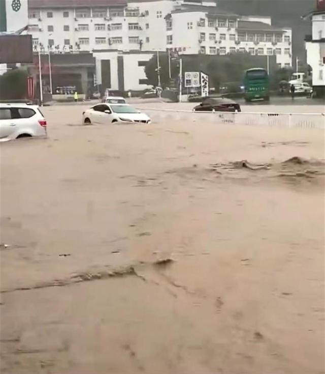 安徽黄山汤口镇遭遇强降水，镇政府：正转移在河边和地势低洼处居住的居民