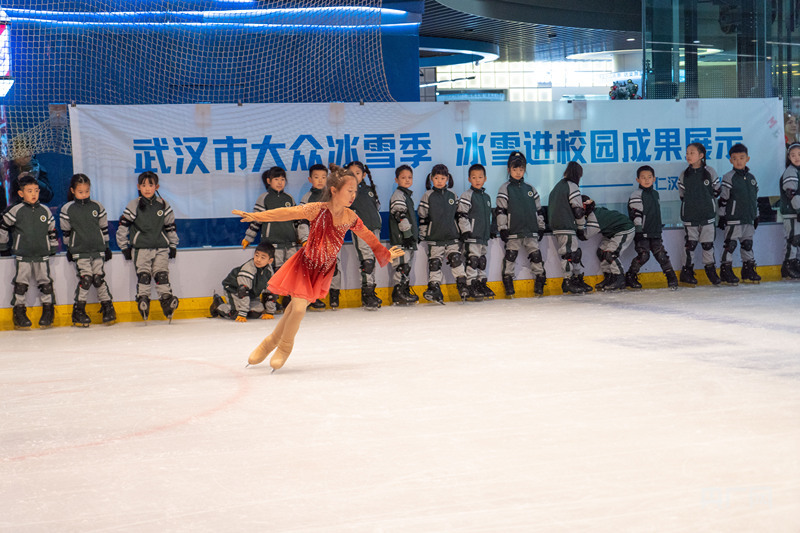 青少年带来精彩的冰上花滑表演（央广网见习记者邓子依 摄）