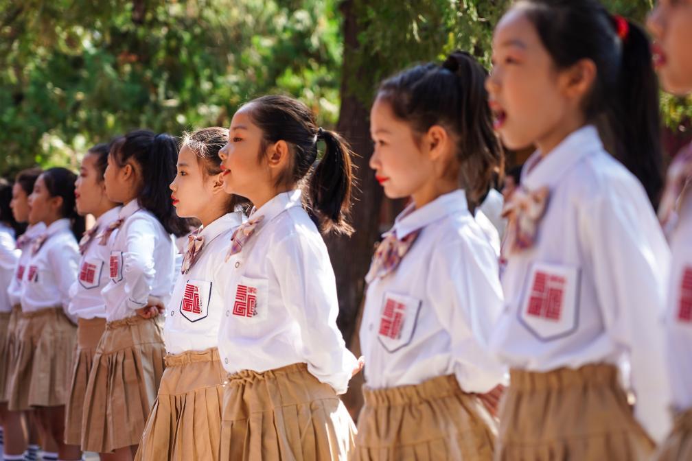 9月28日，在2024甲辰年公祭孔子大典上，小学生在曲阜孔庙诵读儒学经典。新华社记者 朱峥 摄