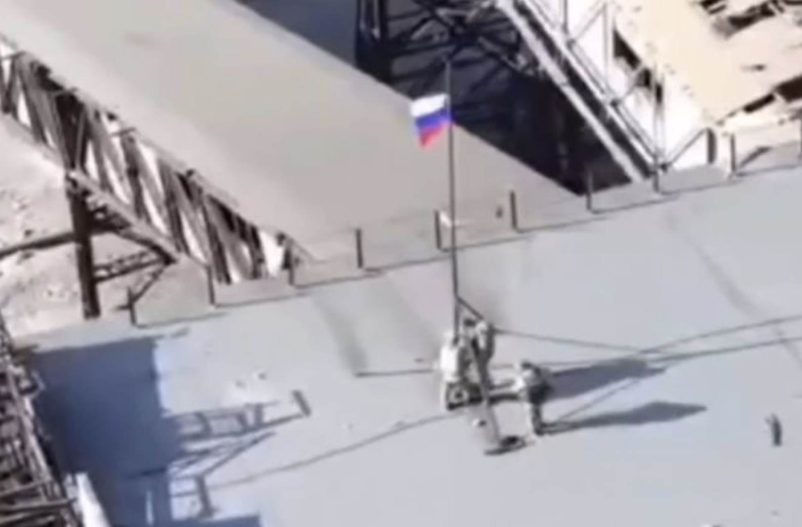 ▲阿夫杰耶夫升起了俄罗斯国旗 视频截图