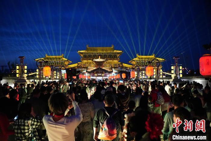 5月1日晚，游客在隋唐洛阳城九洲池御道驻足观看演出。　　牛林林 摄.