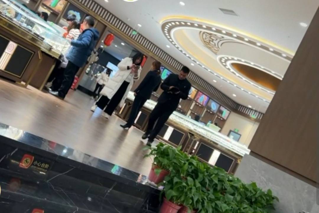 田女士一家被要求换车 图据视频截图