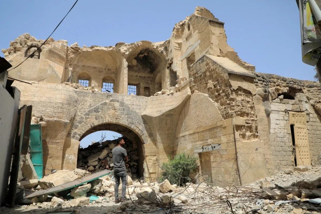 4月23日，在加沙地带南部城市汗尤尼斯，巴勒斯坦人查看因冲突遭到损毁的巴尔库克城堡。巴尔库克城堡于14世纪马穆鲁克王朝时期建立，是加沙地带具有标志性的古迹之一 图：新华社