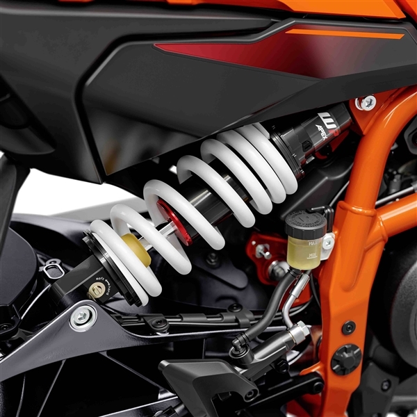 3万9千8!全新KTM 390 DUKE上市:单缸四冲程可弹射起步