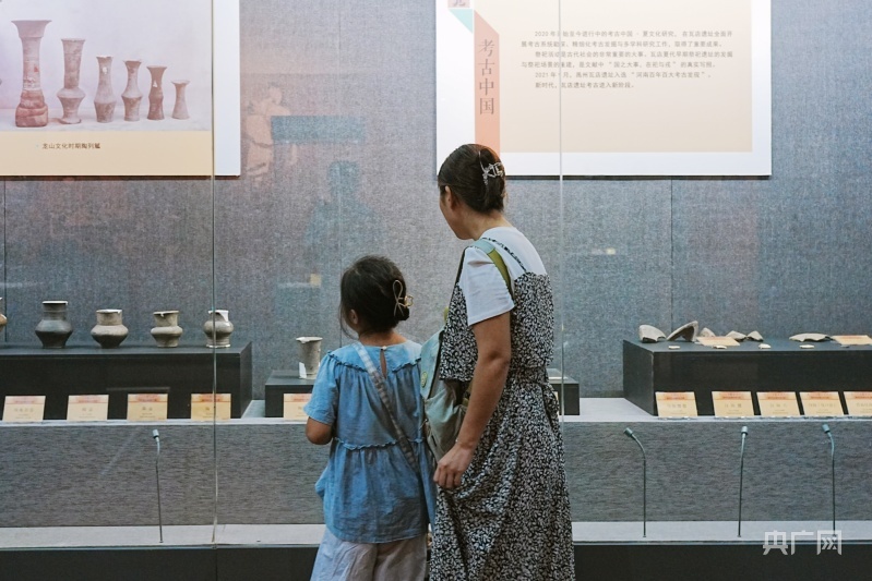 游客正带着孩子参观“考古寻夏·夏都何在”禹州瓦店遗址考古展（央广网记者 张羲轮 摄）