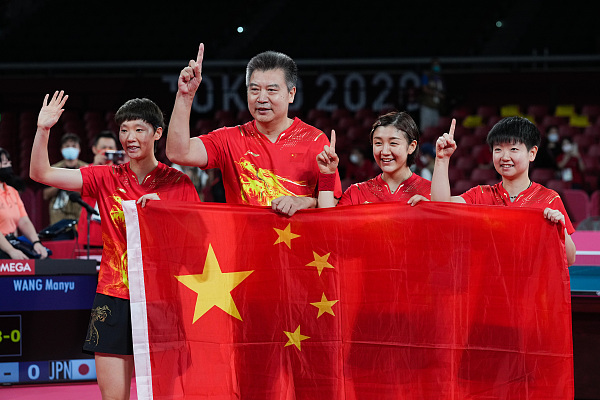 国乒总教练李隼（左二）认为，孙颖莎、陈梦、王曼昱在奥运单打竞争中占领先位置