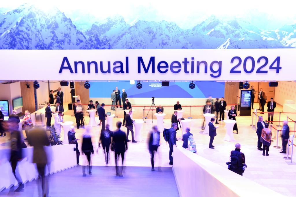 1月15日,在瑞士达沃斯,与会者参加世界经济论坛2024年年会.