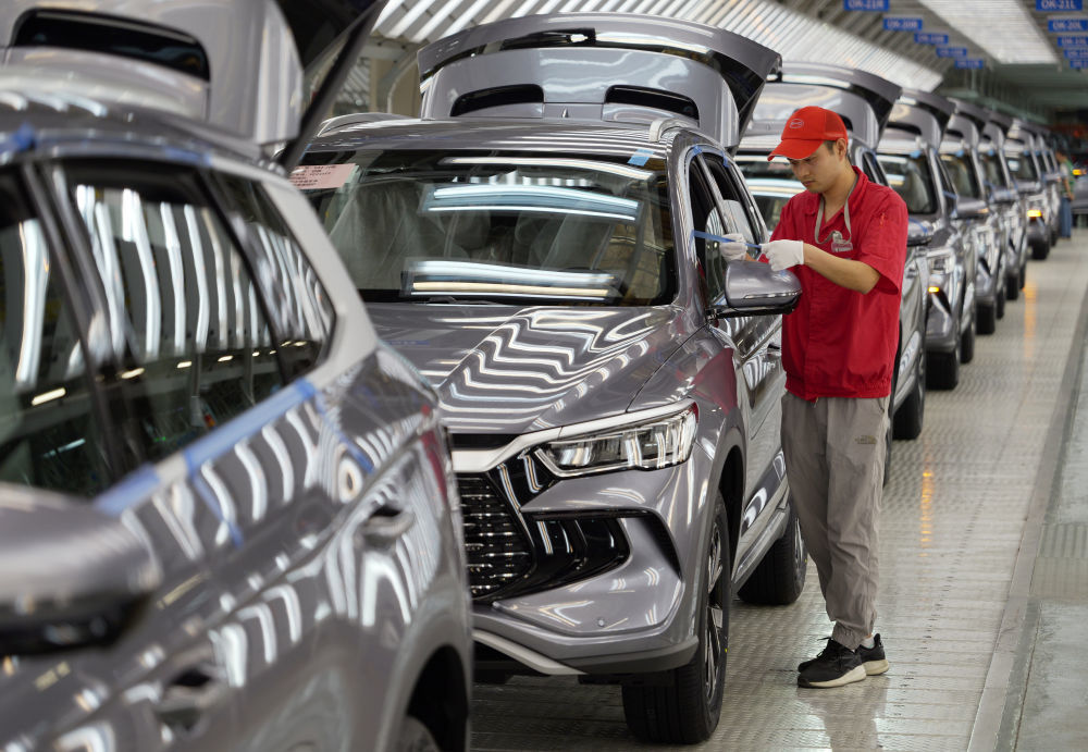 ↑ 工人在郑州航空港区比亚迪总装工厂新能源汽车“宋Pro”生产线上对车辆进行质检（4月24日摄）。新华社记者 李嘉南 摄