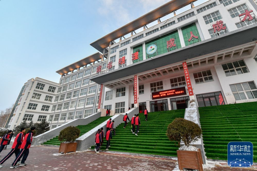 2月26日，积石山县积石中学的学生走进教学楼准备上自习。