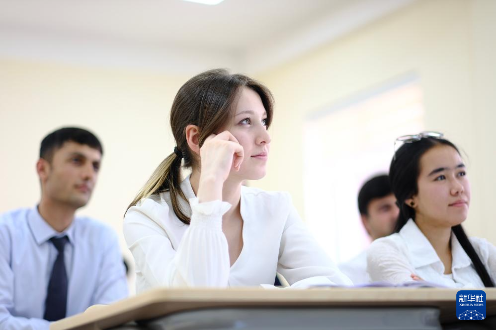6月12日，在塔吉克斯坦首都杜尚别，学生在塔吉克斯坦民族大学孔子学院课堂听课。新华社记者 郑开君 摄