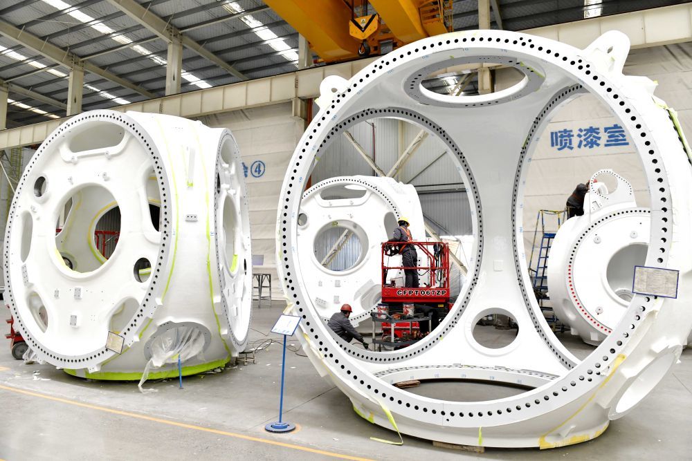 1月26日，在位于山东滨州市惠民县的山东国创精密机械有限公司，工作人员在对风电轮毂进行喷涂作业。新华社记者郭绪雷摄