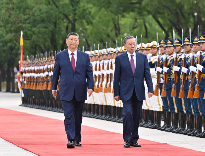 8月19日，中共中央总书记、国家主席习近平在北京人民大会堂同来华进行国事访问的越共中央总书记、国家主席苏林举行会谈。这是会谈前，习近平在人民大会堂东门外广场为苏林举行欢迎仪式。新华社记者 岳月伟 摄