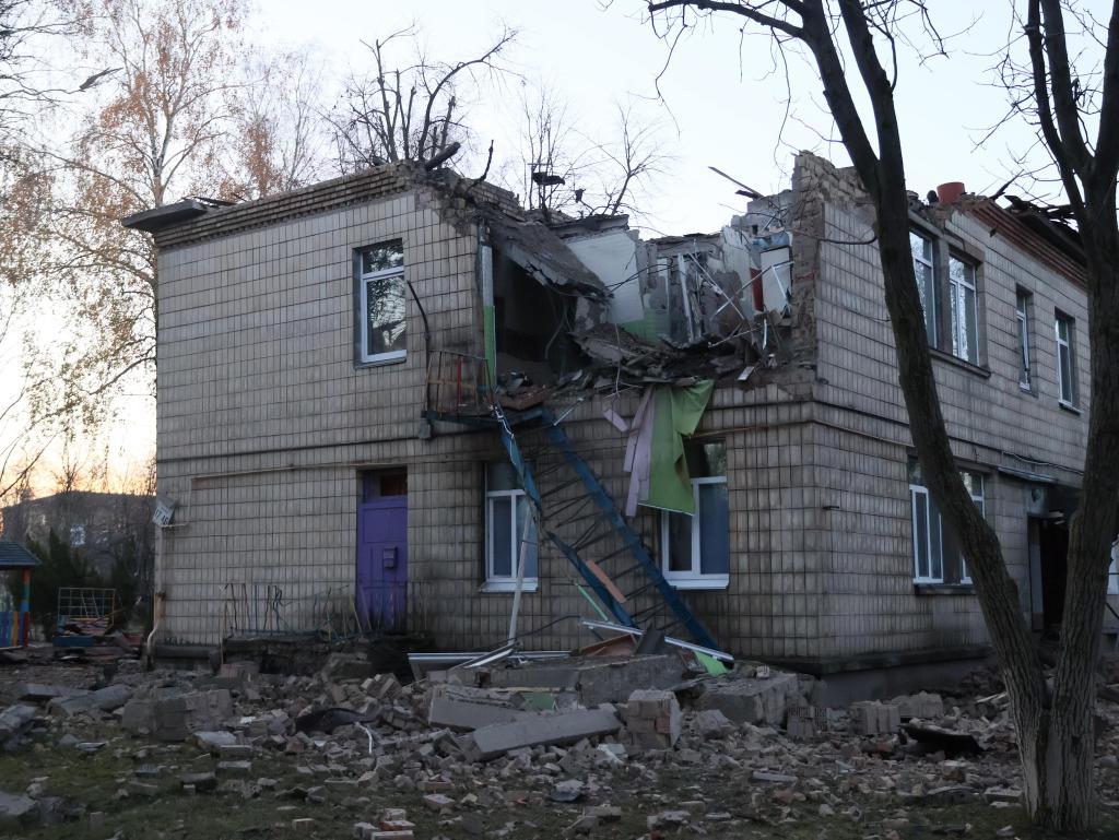 2023年11月25日，在乌克兰基辅市，一栋建筑屋顶被无人机碎片击中。新华社发（罗曼·佩图什科夫摄）
